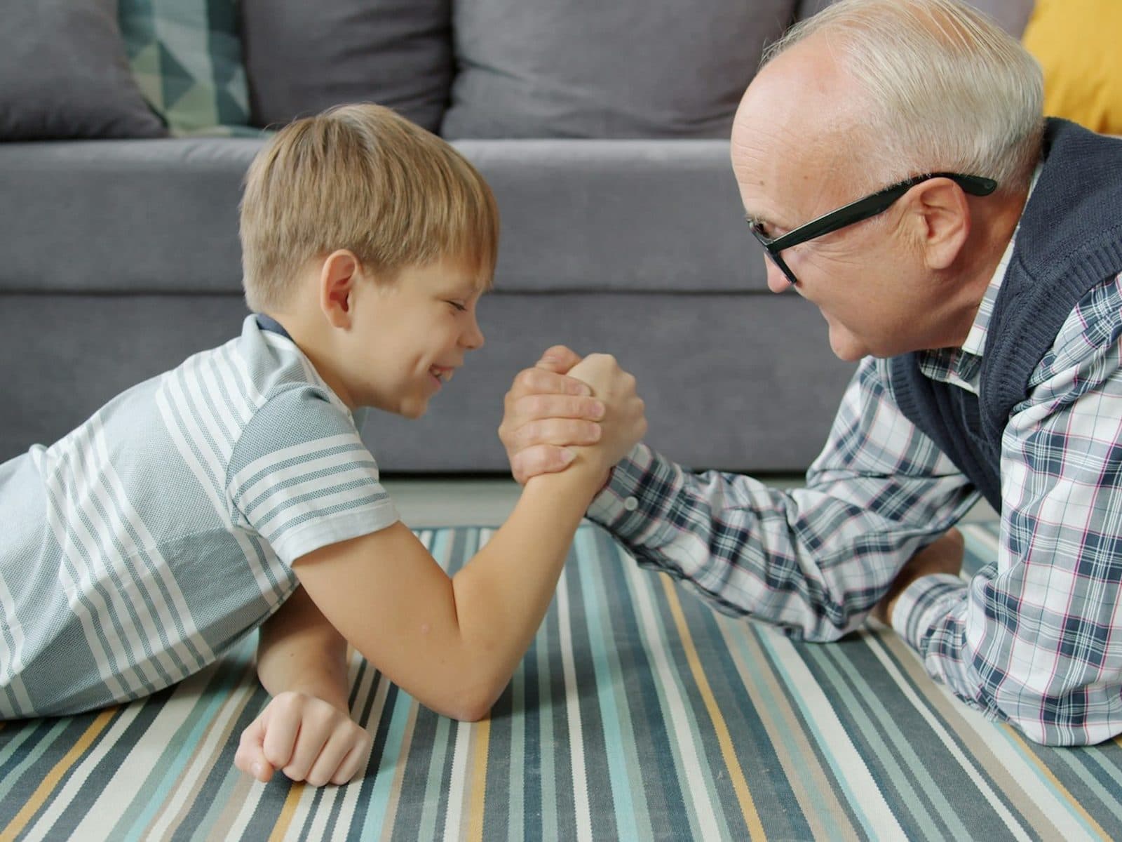 Grand-père et petit-fils jouant au bras de fer